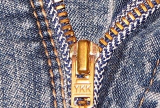 YKK_Zipper_on_Jeans_close_up-1-570x385